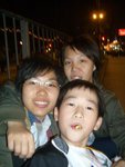表演完之後, 坐o係馬路中間影既相 =)