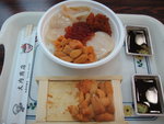 IMG_7818

「勝手丼」意思是「自由配搭的飯」。 來到和商市場，只要買一碗白飯，就可以去魚生檔，按自己的喜好組合一碗合自己口味的魚生飯。 吃法就好像香港的車仔美食。