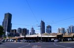 D (18) 附近著名的Queen Victoria Market，有很多便宜的東西賣，跟市集左不多，不過要注意很早關門。