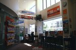 A (12) 等待check in時順道打聽下旅遊資訊.