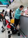 A (1) 隔左一年多冇去旅行,今次帶埋呢個新家庭成員出發。