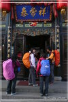 P1120948 由西門進入古城，第一件係找旅館，期間有位阿叔，沿途向我們推介平價旅館，結果原來都是騙人的。
