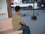走得很累, 坐低等公車