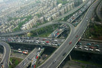 五一黃金週剛開始, 晨早杭州市北的高架路嚴重堵車。