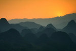 太陽下山: 連南三排的萬山朝王群峰