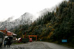 Totally different view after crossing the ZheGuShan Tunnel.
出了鷓鴣山遂道,另有一番景色:加送雪景。