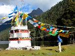 Lake WuXuHai 伍須海: Tibetan prayer flags hanging from the pagoda.
