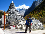 高聳的瑪尼堆與其後的夏諾多吉峰 (5,968m).