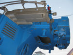 Hydraulic cylinders for taking up the counterweight