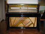 Inside the Samick second hand piano. 鋼琴內裏機關, 16/4/2005.