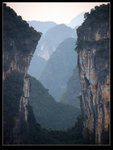 山峰背後