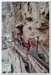 寺廟間有懸崖棧道雙連