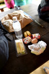 登山附送的 Packed Lunch，有水、生果、雞蛋、餅乾、三文治、還有袋子裡的煎雞翼