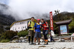 1:40pm，用了約 4個小時，爬升 1,400米，終於來到海拔 3,272米的 Laban Rata Resthouse