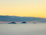 遠見雲海中的大東山，鳳凰山，彌勒山