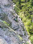 一路沿大崩壁碎石坡下降
