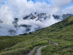 從小奇萊回望奇萊北峰，只見雲霧繚繞
