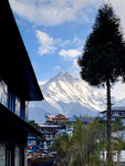 旅館後方的雪山