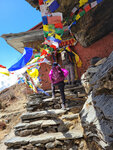 參拜位於山洞內的寺廟，祈求一路順風