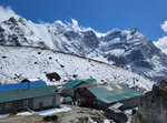 山屋背後，抬頭看就是 Mera Peak 主峰