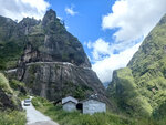 沿峽谷前進