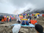 8:00am，今朝進行登山前的煨桑祈福儀式