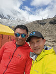 登山隊的大老板明瑪G，是第一個無氧攀登14座8千米高峰的尼泊爾人