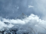 尖尖的 Manaslu East Pinnacle 從雲霧中探出頭來