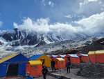 抬頭就看到 Manaslu East Pinnacle