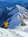 正式換上連體羽絨，背負氧氣瓶