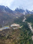 直昇機繼續沿馬納斯盧峰環線 (Manaslu Circuit Trek）後段飛行