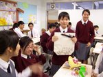思思唔小心望左鏡頭