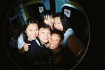 在地鐵車箱內發癲