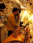 咖啡師正在沖製咖啡