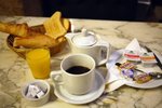 酒店早餐，8歐羅，卻只得麵包。吃一餐算了。