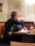 在京都車站地下街的蛋包飯店吃午飯, 對面坐著大食小孩.