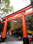 在京都走訪了不少寺院, 遊覽伏見稻荷大社可以轉轉風貌, 看鳥居