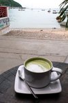 望著海喝一口Green Tea Latte. 綠茶鮮奶, 很香滑