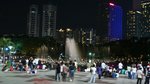 星期六晚上, 有很多市民到雙子塔旁的公園遊逛