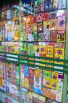 車站內的藥房玻璃門鋪滿有色藥盒