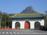 後面是尖山