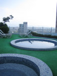 酒店屋頂有jacuzzi pools, 可惜天氣太涼, 沒有享用此設施