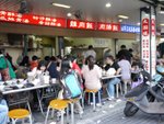 在街邊檔吃午餐