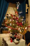 飯廳內有棵小型聖誕樹