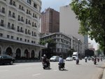 碼頭斜對面是Hotel Majestic-- 一間西貢河畔老飯店.