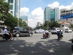 市內的馬路很闊, 不過少有過路燈, 要過馬路, 就要一眼關七