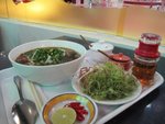 在商場food court吃晚餐, 但大部份食物已沽清, 只剩一碗粉...