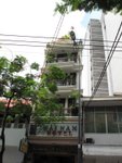 與朋友分道揚鑣, 我選擇隨街走. 沿途見到的小型酒店