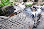 被水沖蝕，浮雕遲早消失