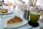 在The Blue Pumpkin Restaurant & Bar，　坐在床上吃下午茶